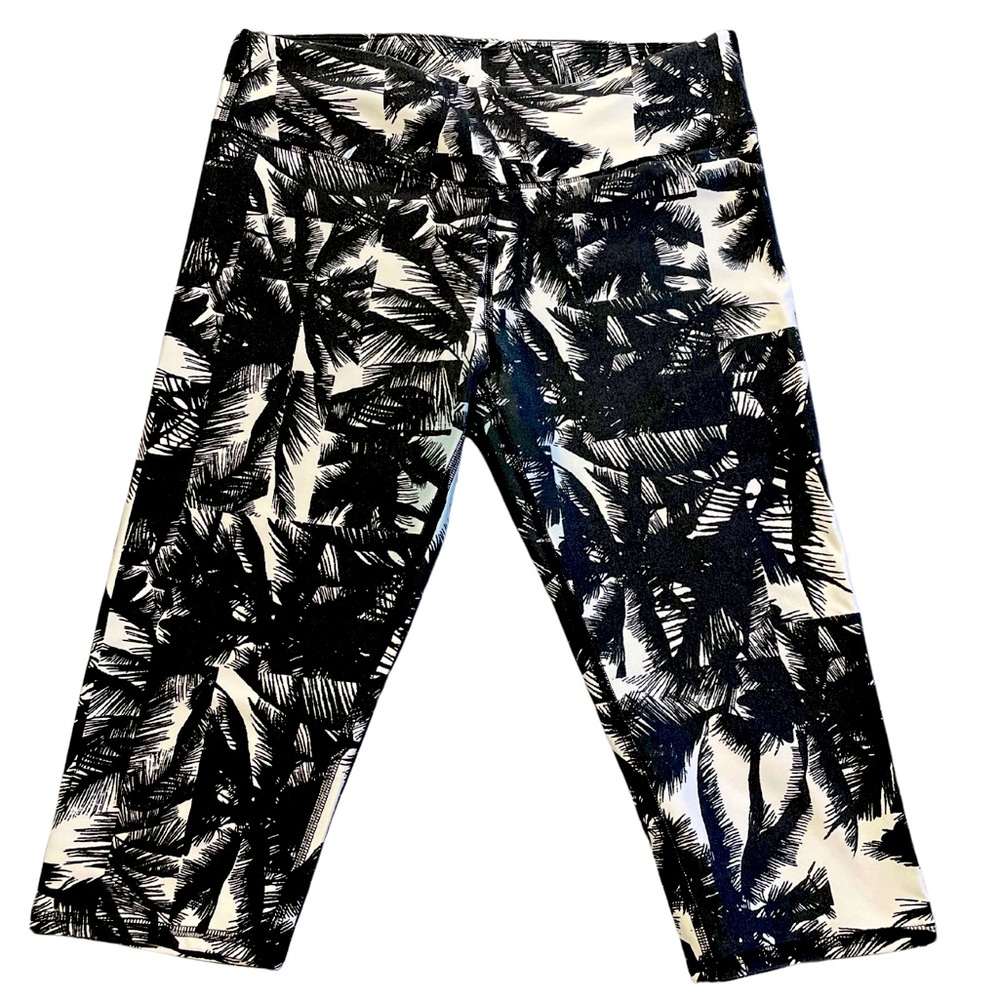 Fabletics PowerHold Capri size M in black/white Palms